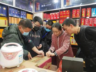 米易縣市場(chǎng)監(jiān)督管理局聯(lián)合打擊侵權(quán)假冒專(zhuān)項(xiàng)行動(dòng)，規(guī)范代理代辦市場(chǎng)秩序